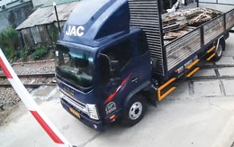 Tài xế bị phạt 41,5 triệu đồng vì tông gãy thanh chắn đường sắt ở TP Huế