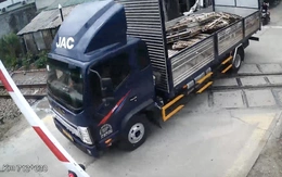 Vượt đèn đỏ tông gãy thanh chắn đường sắt, tài xế xe tải bị phạt 41,5 triệu đồng