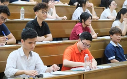 Bàn ghế có loại hơn 20 năm chưa thay, Bộ GD-ĐT yêu cầu rà soát, xếp bàn ghế theo chiều cao học sinh