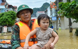 Bồng em nhỏ vượt biển nước đục ngầu bùn đất ở Lạng Sơn