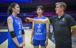 Thanh Thúy làm phiên dịch cho đồng đội ở Giải vô địch châu Á 2026