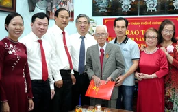 Lãnh đạo Thành ủy TP.HCM trao Huy hiệu 80 năm tuổi Đảng tại phường Vĩnh Tân và Phước Thắng