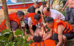 Cứu 7 người trong vụ xuồng máy chở bệnh nhân đi cấp cứu bị lật giữa dòng lũ