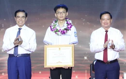 Nam sinh lớp 11 'ẵm' hơn 200 triệu đồng tiền thưởng học sinh giỏi của tỉnh