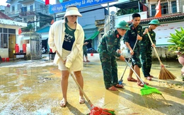 Trường ngập do mưa lũ, thầy cô và phụ huynh tất bật dọn dẹp bùn đất đón học sinh khai giảng