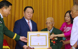 Đại tướng Nguyễn Trọng Nghĩa trao Huy hiệu 80 năm tuổi Đảng cho đảng viên lão thành tại Quảng Trị