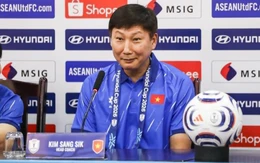 HLV Kim Sang Sik: 'Nếu vô địch, tôi muốn được nhảy ăn mừng cùng Đình Bắc'