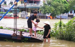 Mưa lớn do ảnh hưởng bão số 4, một thôn ở Ninh Bình ngập sâu trong nước