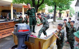Bộ đội vùng ngập lụt ở Đà Nẵng học lái ca nô, mô tô nước… chuẩn bị cứu hộ