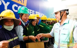 Hàng trăm công nhân làm dự án APEC 2027 nhận quà và học bổng cho con đến trường