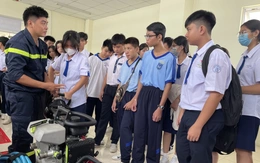 Học sinh Cần Thơ học kỹ năng thoát nạn từ độ cao 32m, vượt khói độc