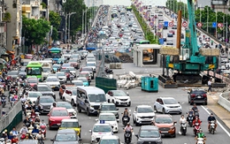 Mở rộng rào chắn thi công hầm 6 làn xe, tài xế chật vật qua cầu Vĩnh Tuy giờ cao điểm