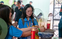Kiều bào trẻ xúc động thăm công viên Lê Thị Riêng, nghe cô bác kể chuyện kháng chiến