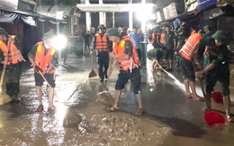 Quân đội, công an trắng đêm làm sạch chợ Giếng Vuông giúp tiểu thương sớm trở lại buôn bán
