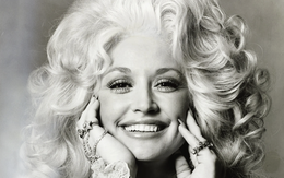 Huyền thoại nhạc đồng quê Dolly Parton qua đời, ông Trump ra lệnh cả nước treo cờ rủ