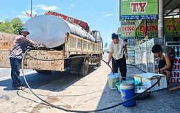 Giữa trưa nắng, người dân xách xô chờ nước sạch