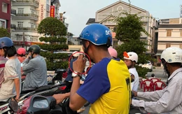 Nhiều người đi đường bị dính tàn thuốc, nên cấm hành vi vừa lái xe vừa hút thuốc