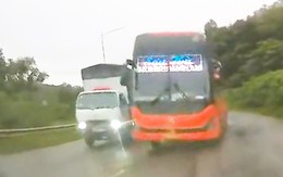 Video xe khách giường nằm vượt ẩu tại khúc cua, tài xế bị lập biên bản 