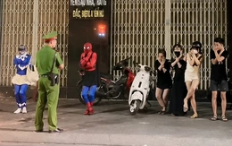 Hóa trang thành siêu nhân, người nhện 'đi bão', nhóm thiếu niên bị phạt 'thụt dầu'