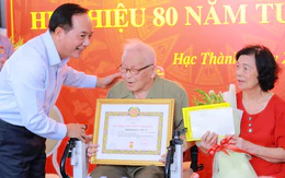 Trưởng Ban Tuyên giáo Trung ương Trịnh Văn Quyết trao Huy hiệu 80 năm tuổi Đảng cho 3 đảng viên tại Thanh Hóa