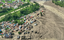 Nepal bất ngờ hứng dòng lũ khổng lồ: Chuyện gì xảy ra trên Himalaya?