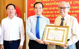 Bí thư Thành ủy TP.HCM Trần Lưu Quang trao Huy hiệu 80 năm tuổi Đảng đến 2 đảng viên cao niên