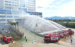 Xem cảnh sát dùng xe thang chuyên dụng luyện giải cứu bệnh nhân khỏi đám cháy bệnh viện