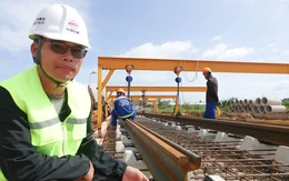 Cận cảnh lắp thử nghiệm đường ray tuyến tàu điện đô thị hiện đại với khoảng 9.000 tỉ đồng ở Phú Quốc