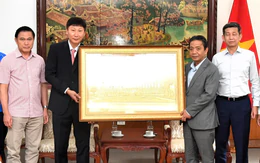 Thủ tướng Lê Minh Hưng tặng quà, gửi gắm kỳ vọng đến đội tuyển Việt Nam