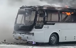Video cháy xe khách đang đậu tại cây xăng ở Hóc Môn