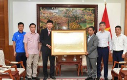 Thủ tướng Lê Minh Hưng tặng quà, gửi gắm kỳ vọng đến đội tuyển Việt Nam