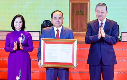 Tổng Bí thư, Chủ tịch nước Tô Lâm trao nghị quyết của Quốc hội thành lập thành phố Quảng Ninh