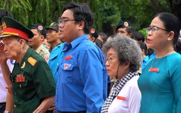 Xúc động lễ chào cờ tại công viên Lê Thị Riêng 