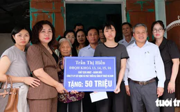 Đại biểu Quốc hội trao 50 triệu đồng giúp tân sinh viên Phạm Hoàng Xuân Dung