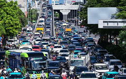 Người dân rời Hà Nội trước kỳ nghỉ lễ 5 ngày, nhiều tuyến đường ùn ứ