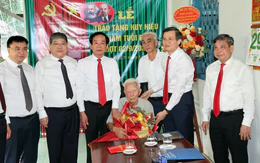 Trao Huy hiệu 80 năm tuổi Đảng cho đảng viên lão thành ở Cần Thơ