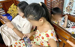 Trẻ đi khám tâm lý do liên quan màn hình, phụ huynh cũng 'dán mắt' vào điện thoại khi bên con