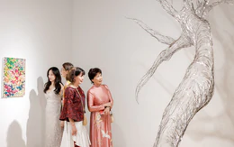 Tia-Thủy Nguyễn dùng thép không gỉ, hạt cườm ‘đan’ mây, đưa nghệ thuật Việt đến Thượng Hải