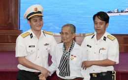 Hơn 100 cựu tù chính trị TP.HCM 'hành quân về nguồn' tại Lữ đoàn 171 Hải quân