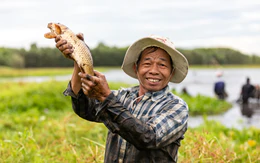 Ngôi làng giữ đầm nước cả năm để đón du khách về đánh bắt chỉ trong một ngày