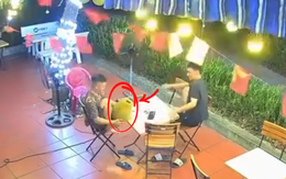 Thanh niên đang ngồi uống cà phê thì được 'hưởng lộc trời cho'