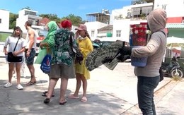 Hàng rong bủa vây du khách tham quan chùa Long Sơn, Nha Trang