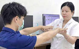 Đi khám vì khó cầm nắm, bất ngờ phát hiện bệnh teo cơ bàn tay