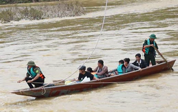 Mưa lũ cuốn trôi cầu, bộ đội, công an dùng thuyền miệt mài chở dân qua sông