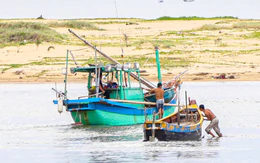 Ngư dân Quảng Trị chật vật tìm đường ra khơi vì cát bồi lấp cửa biển