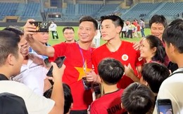 Đình Bắc được người hâm mộ vây quanh sau khi Công An Hà Nội đoạt Siêu cúp quốc gia