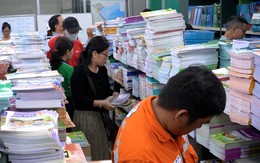 Phụ huynh 'lùng' sách giáo khoa, nhà xuất bản nói chậm nhất 4-9 sách về đến trường 