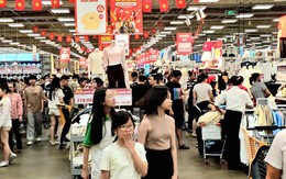 Lễ 2-9: Người dân TP.HCM đua nhau săn hàng khuyến mãi, nhiều siêu thị đông như trẩy hội