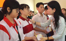 Trao quà cho trẻ mồ côi vì COVID-19 trước thềm năm học mới