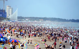 Du khách đổ về Vũng Tàu tăng hơn 3 lần, Bãi Sau chật kín người chiều 30-8